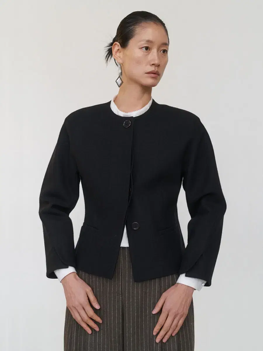 아모멘토 ROUNDED SHOULDER JACKET